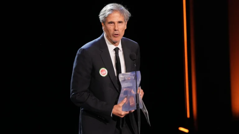 Walter Salles recebe prêmio de Melhor Filme do Ano por “Ainda Estou Aqui”