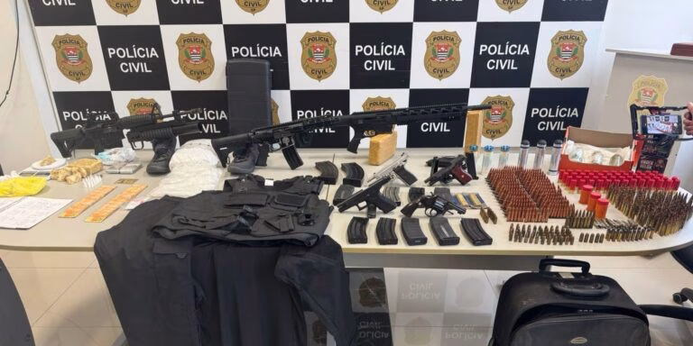 Casal é preso por depósito de fuzis, pistolas, granadas e drogas em Santos