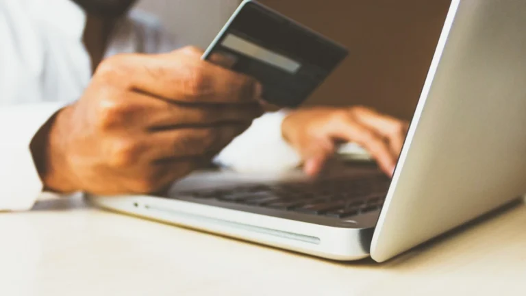 Projeto propõe isenção de imposto para compras internacionais de até US$ 50