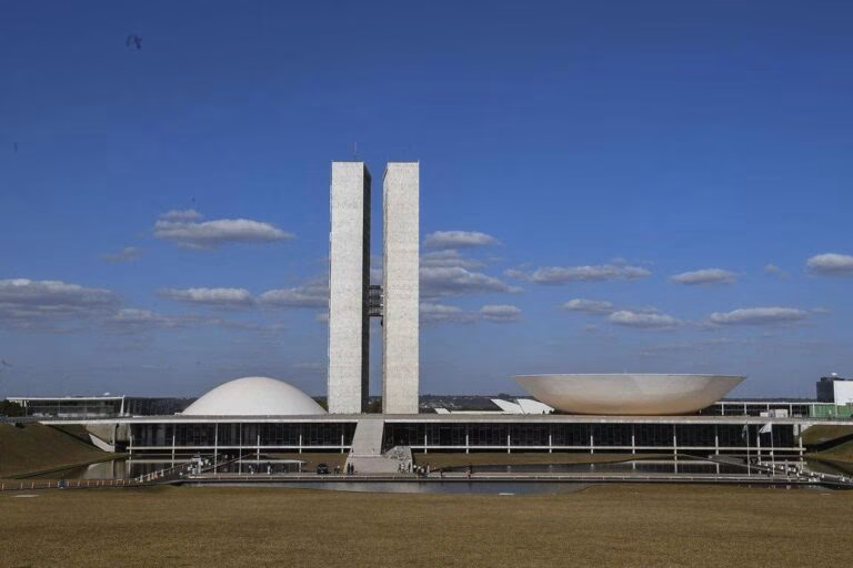 À espera de relatório, oposição vê semana decisiva para anistia na Câmara