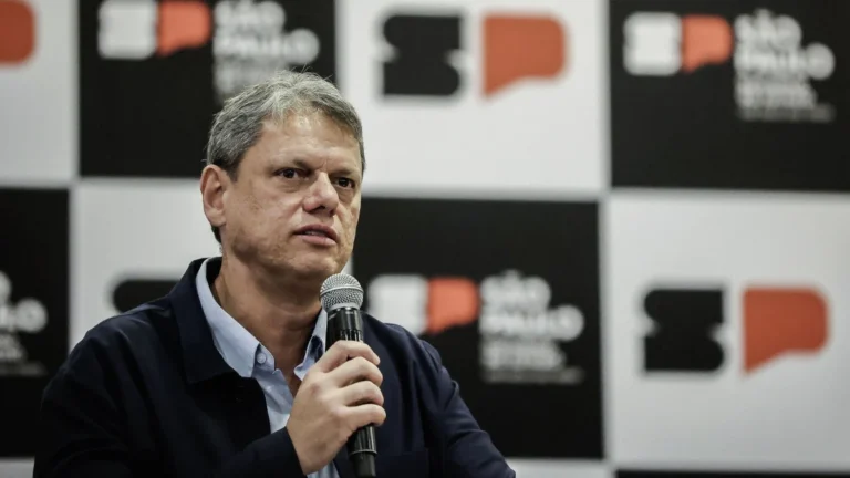 Pesquisa: Tarcísio é menos rejeitado que Lula e nomes da família Bolsonaro