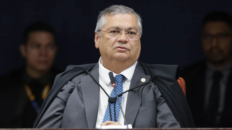 STF: Voto de Dino confirma condenação de 7 réus do núcleo de desinformação