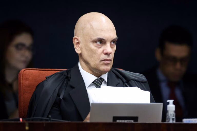 Moraes pede que Dino agende julgamento do núcleo 2 da trama golpista
