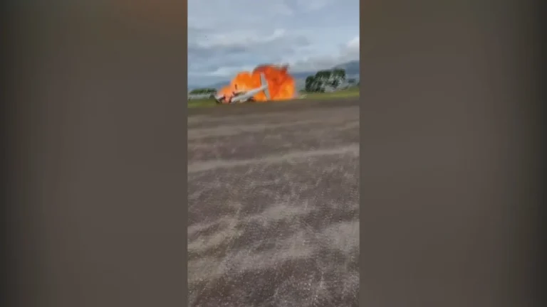 Vídeo: Avião cai e explode após decolar na Venezuela