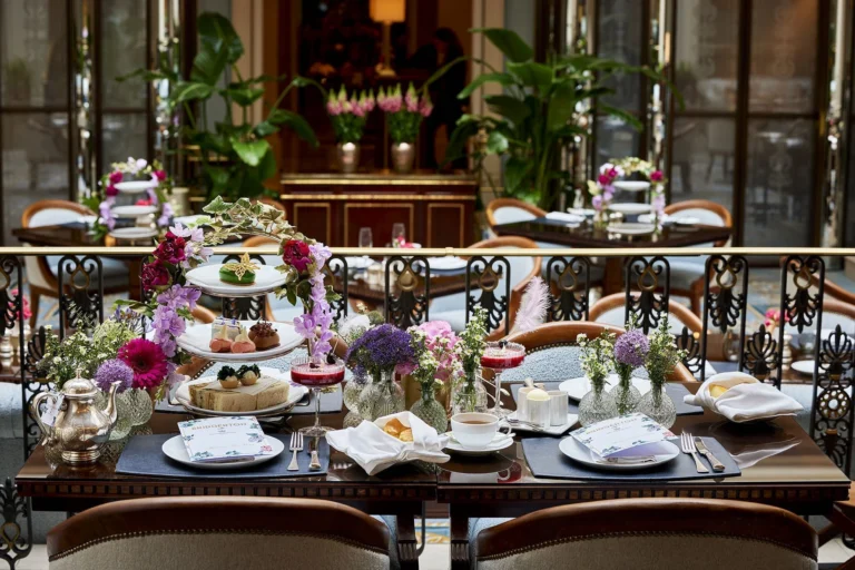 Hotel de luxo em Londres promove chá da tarde inspirado em “Bridgerton”
