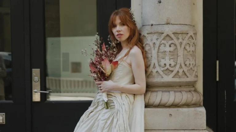 Carly Rae Jepsen toca “Baby”, de Gal Costa e Caetano, em seu casamento