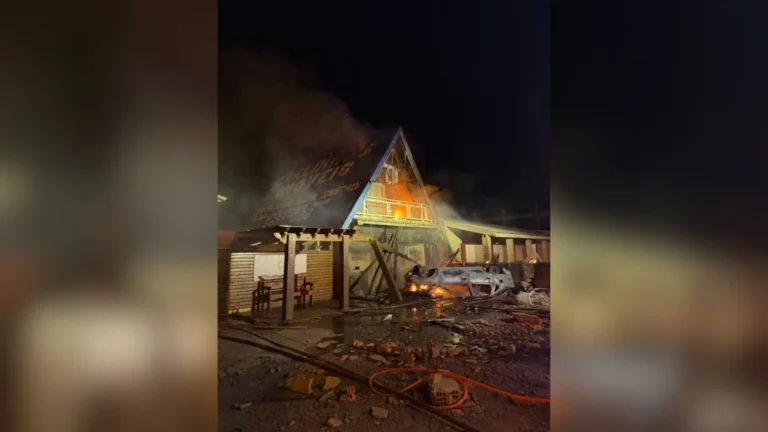 Motorista morre após carro capotar, atingir prédio e pegar fogo no RS