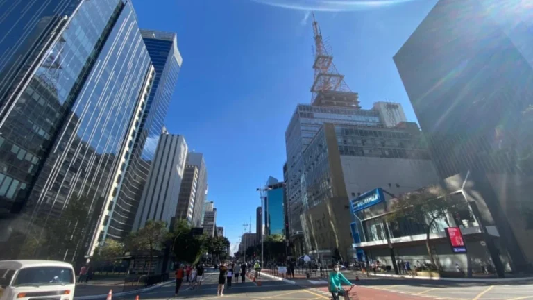 Temperatura cai e São Paulo tem tempo chuvoso e frio nesta quarta-feira (8)