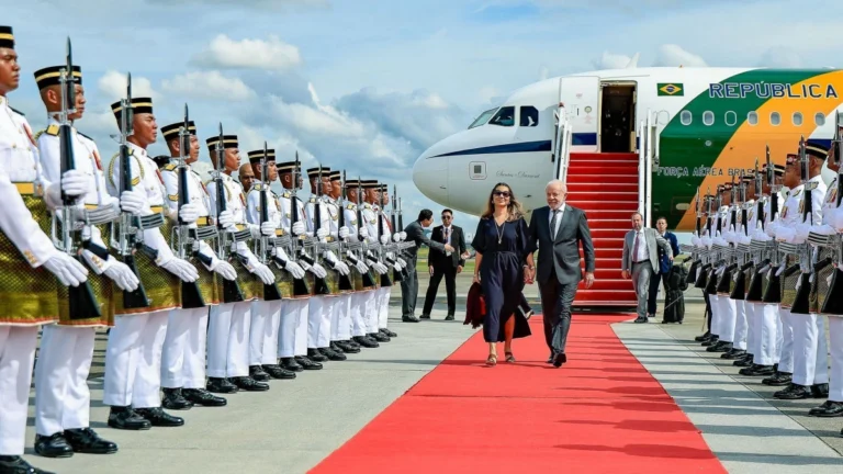 Lula chega na Malásia onde pode se reunir com Trump no fim de semana