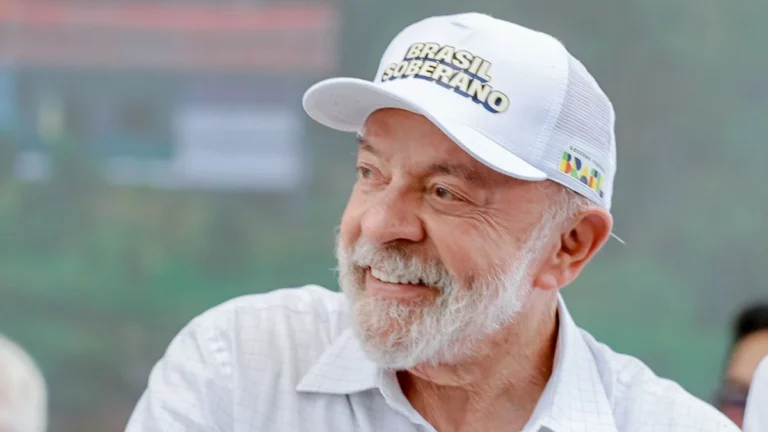 Lula chama Trump para celebrar aniversário com “pedacinho de bolo”
