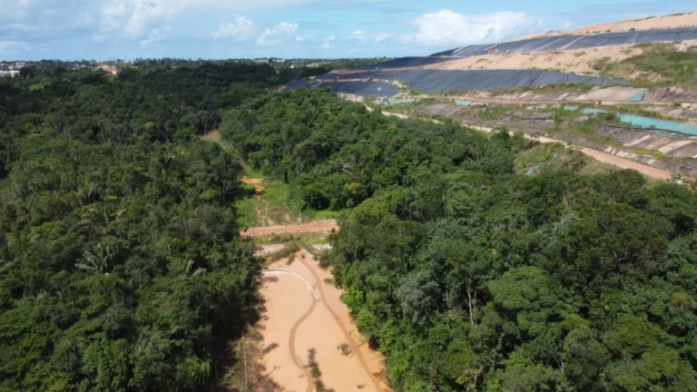 Diretor e empresa que opera aterro em Salvador são indiciados por crimes