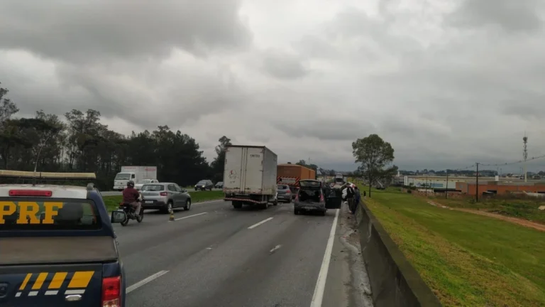 Engavetamento entre sete veículos deixa feridos em Curitiba (PR)
