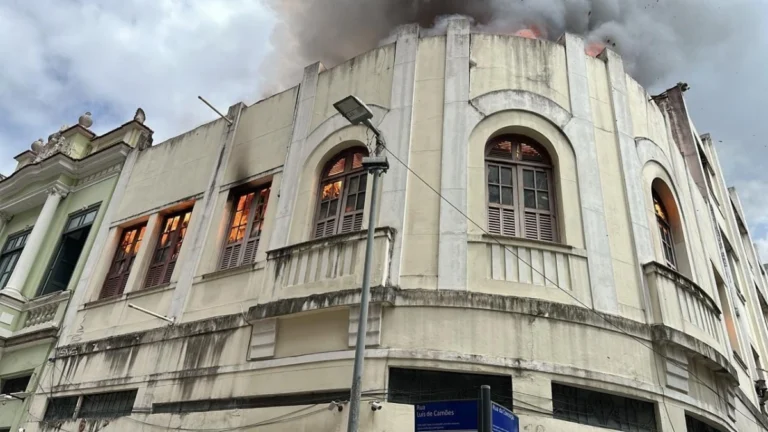 Bombeiros combatem incêndio em casarão antigo no Centro do Rio