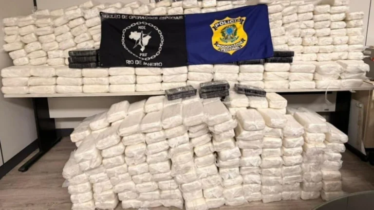 PRF apreende mais de 800 kg de cocaína em caminhão na Baixada Fluminense