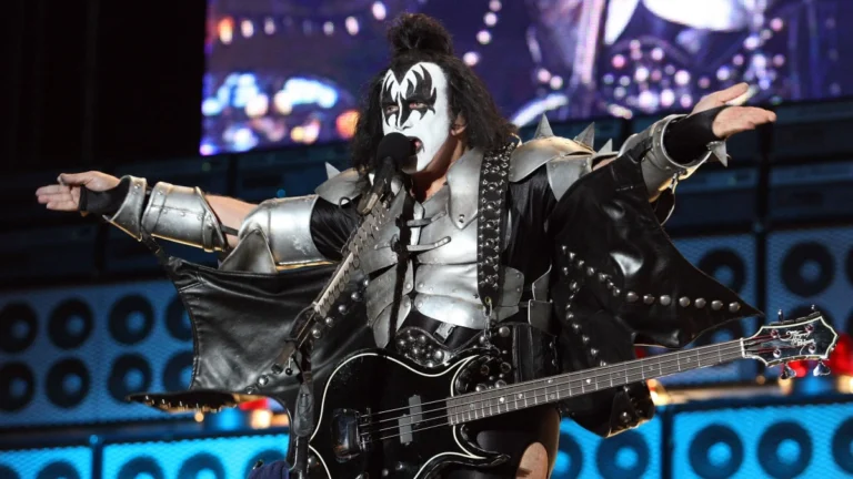 Vocalista do Kiss, Gene Simmons se envolve em acidente de trânsito