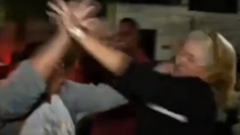 Mulheres brigam ao vivo durante reportagem sobre triângulo amoroso; veja vídeo