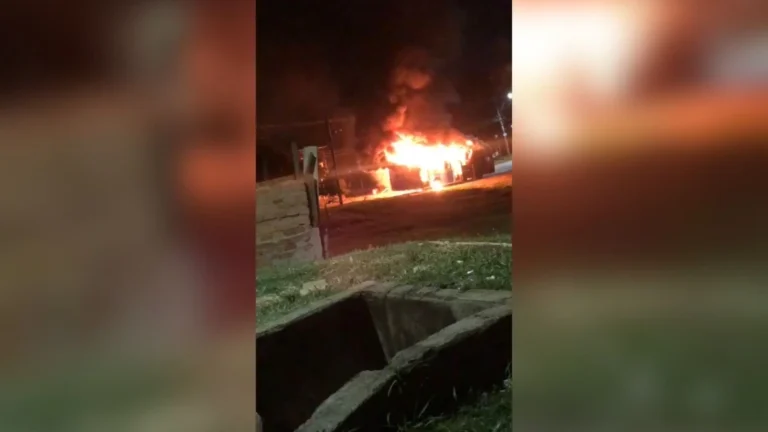 Dois homens morrem e um ônibus é incendiado após confronto com a PM