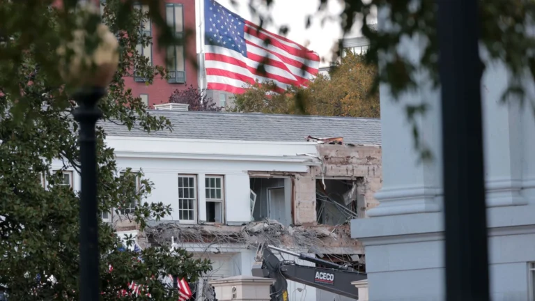 Casa Branca começa demolição para construir salão de baile de Trump; veja