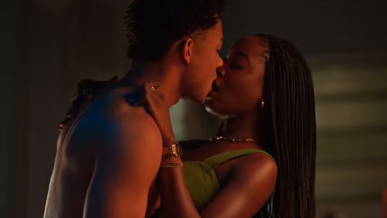 “Dona de Mim”: Samuel escreve poema no corpo de Leo e a leva para a cama