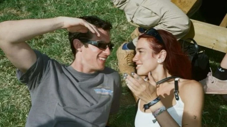 Callum Turner faz revelação romântica sobre primeiro encontro com Dua Lipa