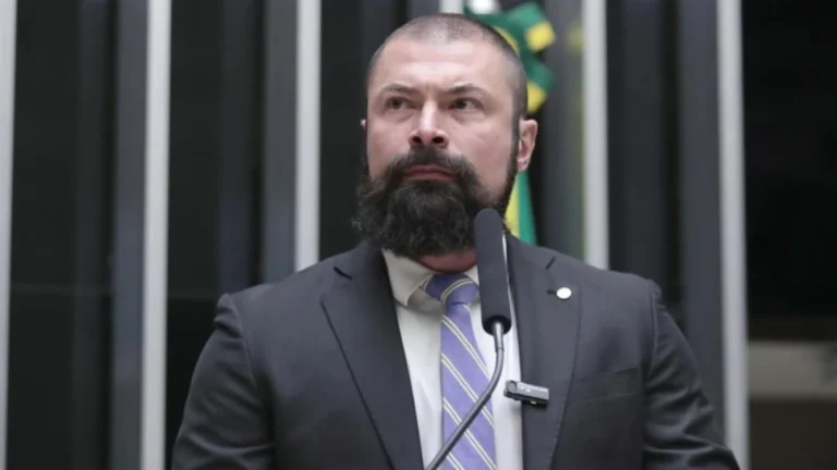 Deputado bolsonarista apresenta projeto para liberar armas dentro de aviões