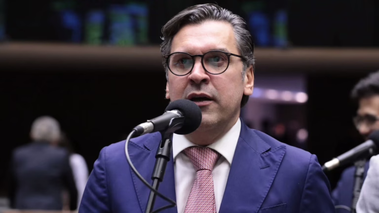 Eventuais mudanças não serão feitas às pressas, diz relator do Orçamento