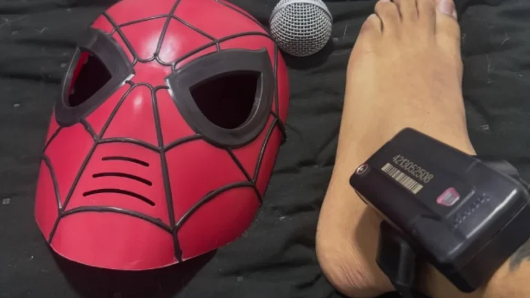 Oruam exibe tornozeleira eletrônica após deixar prisão; veja