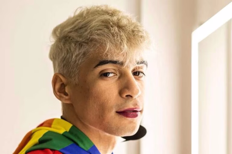Todo gay transfóbico é um traidor: artista revela queda de perfil após onda de denúncia