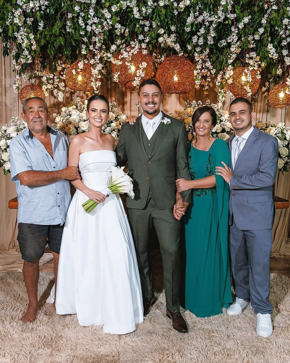 Noiva encara com humor e elogia pai que apareceu de bermuda e descalço em foto do casamento: Já esperava por isso