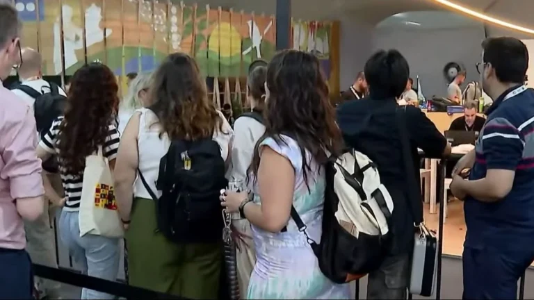 COP30: Funcionários esperam para retirar pertences de estandes