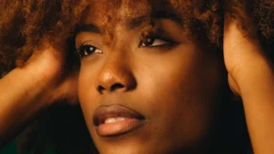 Jovem agredida pelo namorado francês, que queimou seu passaporte, retorna ao Brasil após denunciar caso