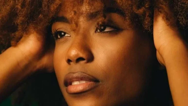 Jovem agredida pelo namorado francês, que queimou seu passaporte, retorna ao Brasil após denunciar caso