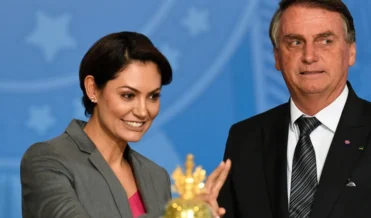 Longe de casa no momento da prisão de Jair Bolsonaro, Michelle quebra o silêncio sobre situação do marido: Não o deixaria…