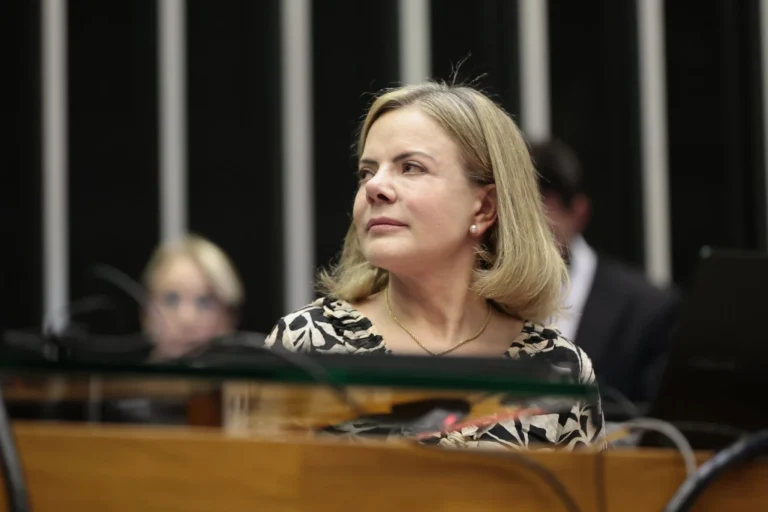 Lula deve sancionar isenção do IR quando voltar de viagem, indica Gleisi