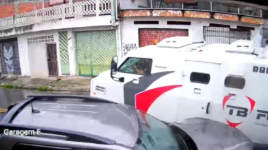 Vídeo: Carro-forte perde controle e destrói veículo em rua do ABC Paulista