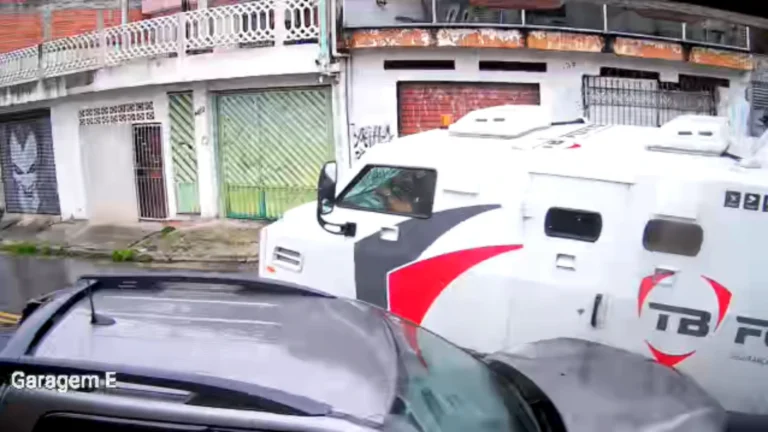 Vídeo: Carro-forte perde controle e destrói veículo em rua do ABC Paulista
