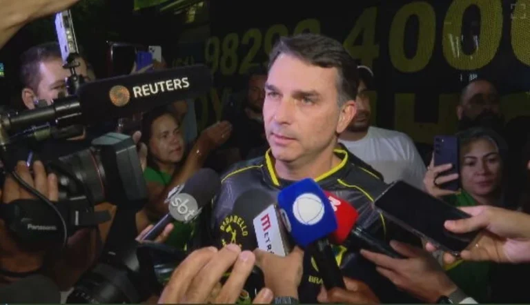 Vamos buscar a anistia no Congresso, diz Flávio Bolsonaro a apoiadores