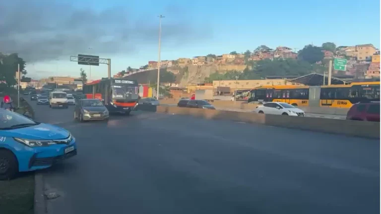 Tiroteio durante operação no Complexo de Israel interdita avenida Brasil