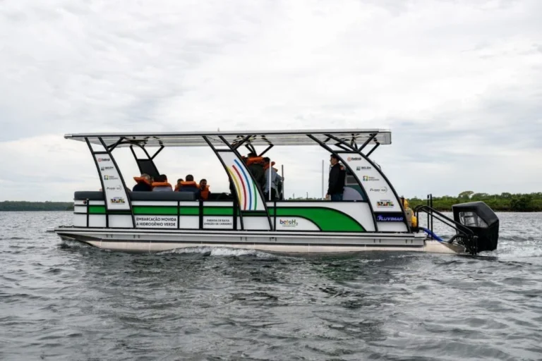 COP30: barco movido 100% a hidrogênio verde faz coleta seletiva em Belém