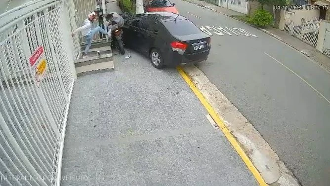 Homem joga carro contra dois assaltantes em uma moto e impede assalto em SP