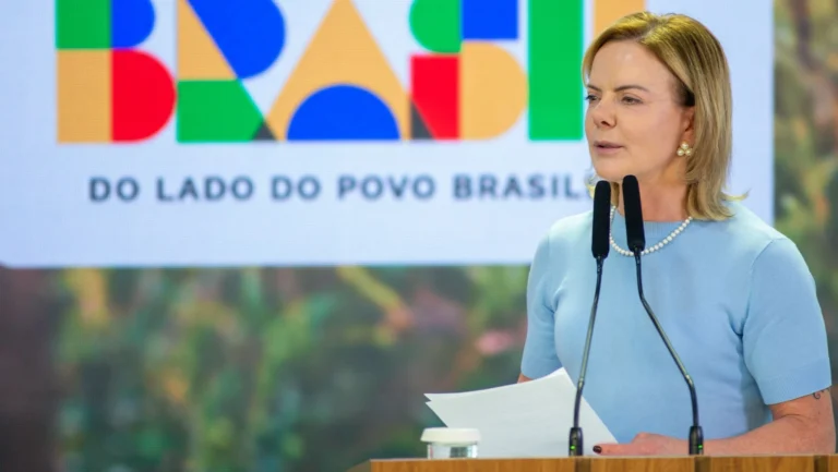 “Descasada da realidade”, diz Gleisi sobre decisão do Copom