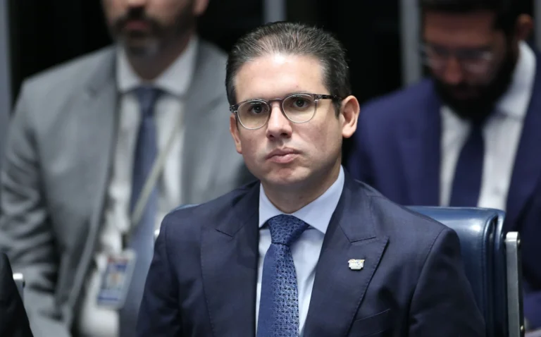União Brasil pressiona Hugo Motta com tramitação de projeto antiterrorismo