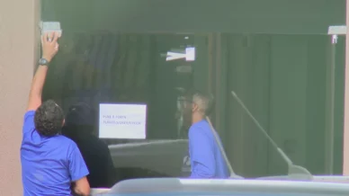 Veja vídeo da instalação de película na PF após Bolsonaro ser visto