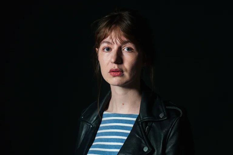 Livros de Sally Rooney podem deixar prateleiras do Reino Unido; entenda