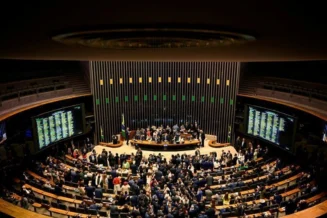 Câmara aprova projeto que dificulta aborto legal em crianças e adolescentes