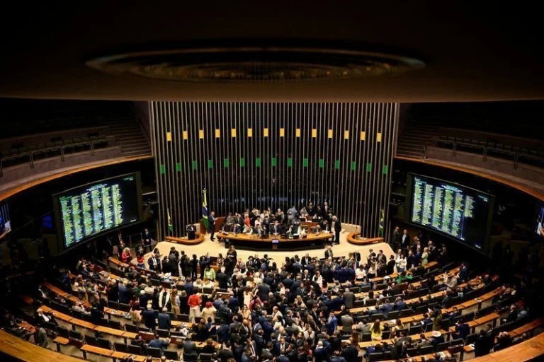 Câmara aprova projeto que dificulta aborto legal em crianças e adolescentes