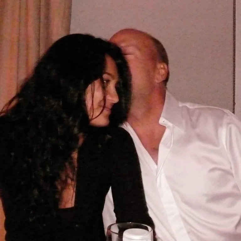 Mulher de Bruce Willis resgata foto do início do namoro: “18 anos atrás”