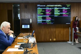 Comissão do Senado aprova fim da jornada de trabalho 6x1