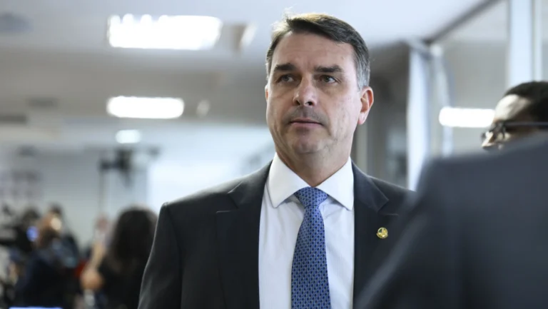Pesquisa consolida candidatura, diz entorno de Flávio Bolsonaro