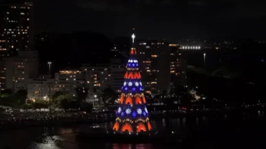 Veja imagens da árvore de Natal flutuante instalada na Enseada de Botafogo